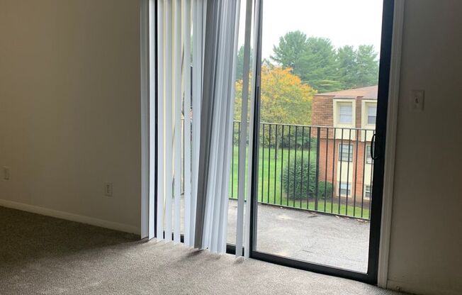 2 beds, 1 bath, 925 sqft, $1,275, Unit 33