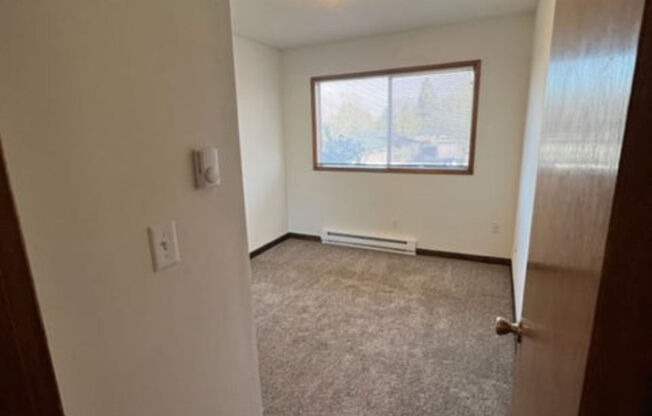 2 beds, 1 bath, 890 sqft, $1,100