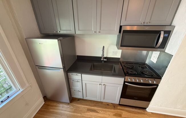 Studio, 1 bath, 320 sqft, $1,149, Unit 05