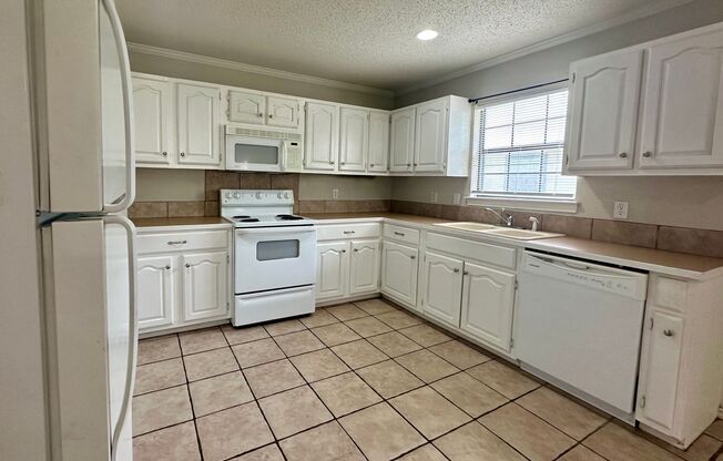 Spacious 1-, 2- and 3-bedroom duplexes at The Legend near Baylor!