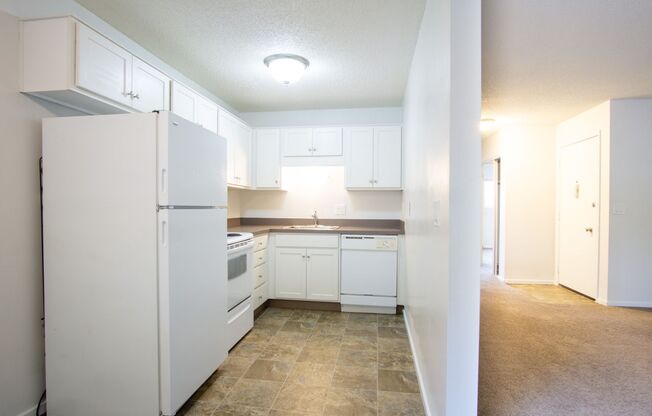 Perfect SE Location: 1st Floor 1-Bed Comes With Parking!