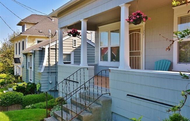 Furnished Top-Floor Duplex in Bremerton | Clawfoot Tub + Shared Laundry