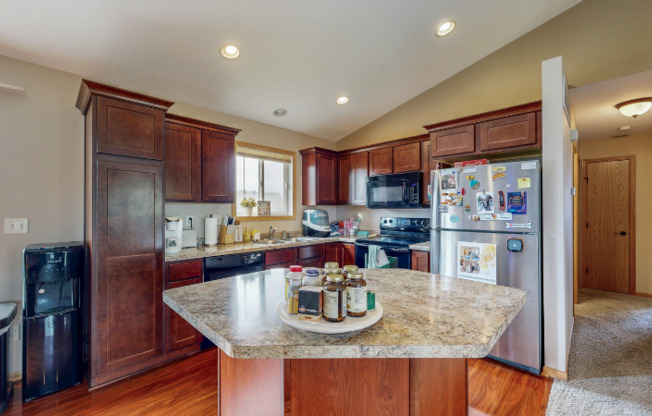 4024 STONE PT DR NE
