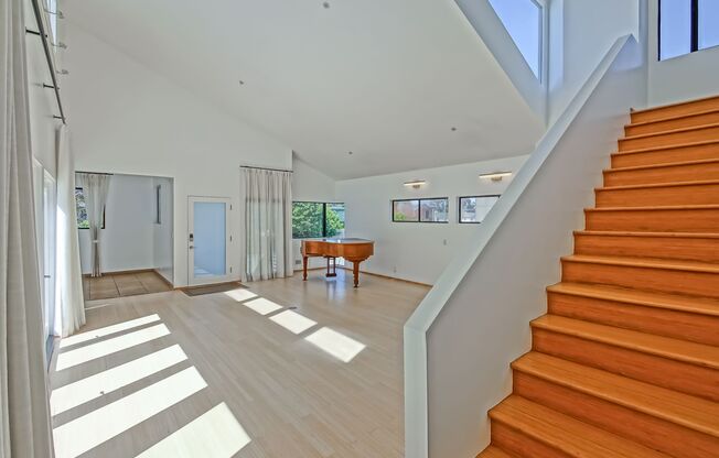 MODERN & BRIGHT. TOP-FLOOR, 4BR3BA HOUSE-LIKE APARTMENT W/ OPEN FLOOR PLAN, 3 DECKS FOR INDOOR/OUTDOOR LIVING & 2-CAR GARAGE JUST BLOCKS TO ABBOT KINNEY, PARK & MINS TO CANALS & BEACH!