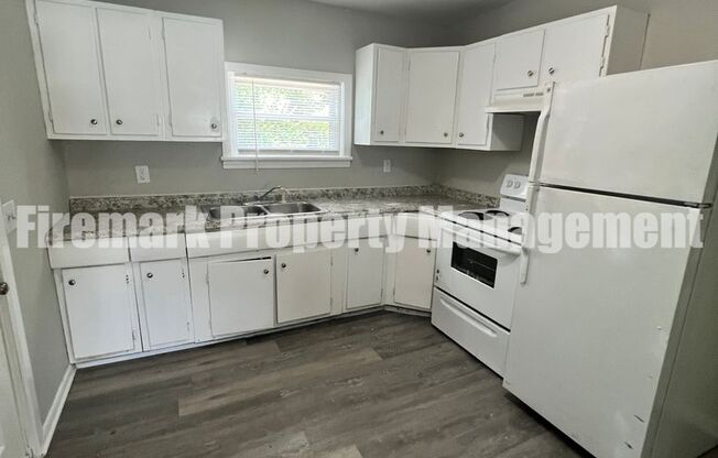 2 beds, 1 bath, $995, Unit A