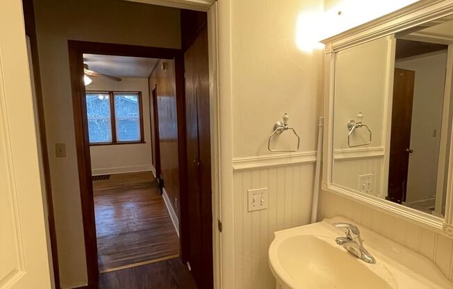 2 beds, 1 bath, $1,299, Unit Upper