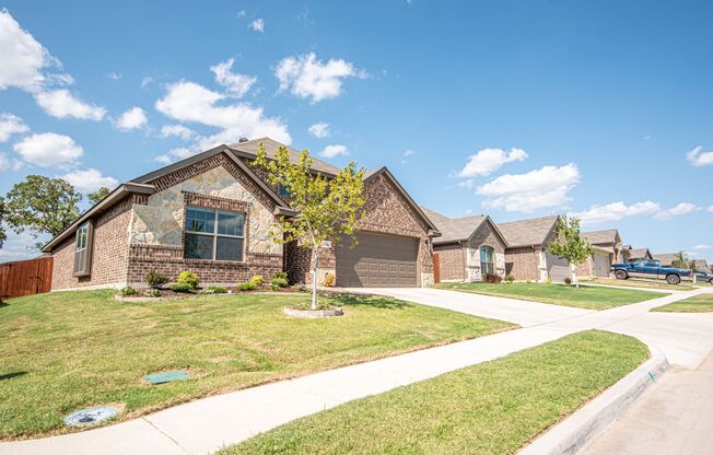 FOR LEASE! Beautiful Brick Home in The Heights of Weatherford. Open Floor Plan. Granite Counter Tops. GREAT Location!