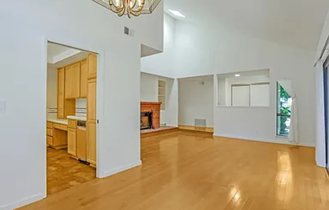 Lovely and Spacious 3BR 2.5BA Townhouse in desired Mountain View Area