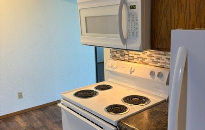 2 beds, 1 bath, 750 sqft, $850, Unit 78