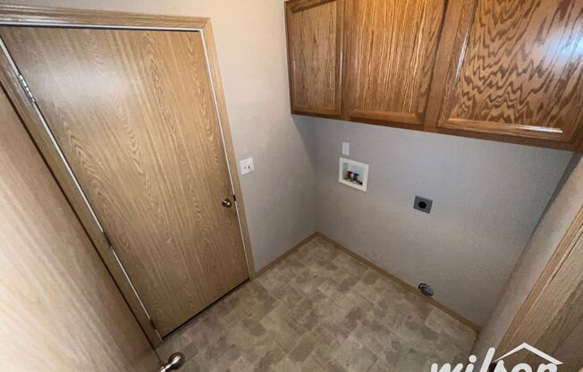 2 beds, 2 baths, 1,087 sqft, $1,700, Unit 7905 Skyline Way #1