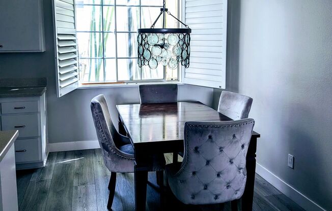 SPACIOUS AND BRIGHT 2+2 CONDO! CLOSE TO MAJOR FWYS AND VENUES! ONE MONTH FREE MOVE IN SPECIAL!