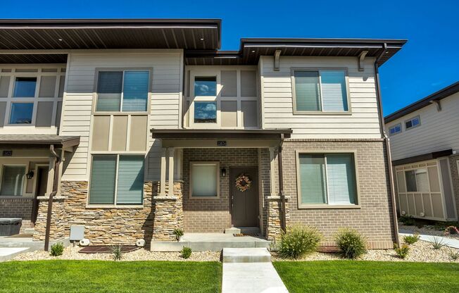 4 Bedroom Townhouse ~ Modern! ~ Great Location