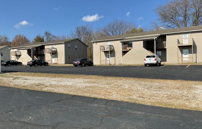 Nice 2 bedroom 1 bath apartment in Joplin, MO - Near MSSU! (Downstairs Unit )