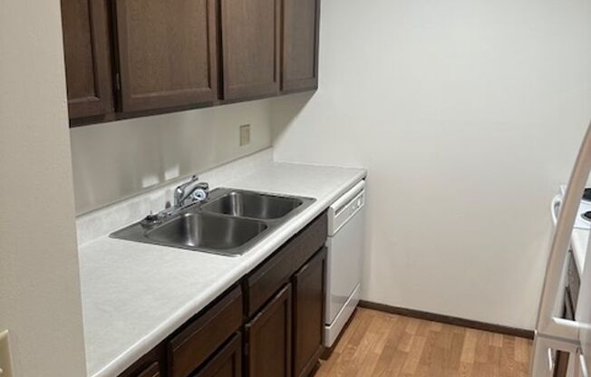 1 bed, 1 bath, 694 sqft, $1,100, Unit 35-203