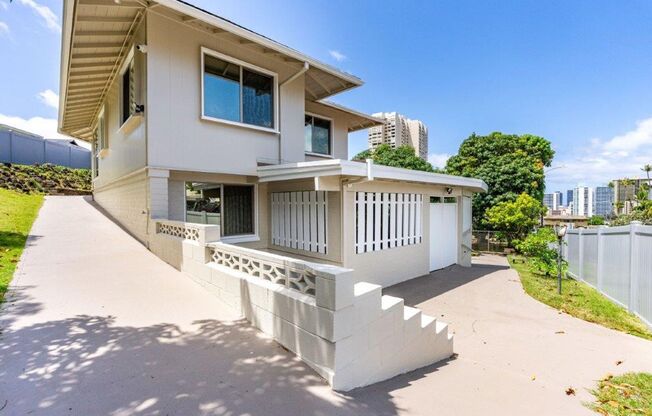 NEWLY Remodeled 4 BED/2 BA Home in Makiki Heights - Washer/Dryer, HUGE Yard, Garage