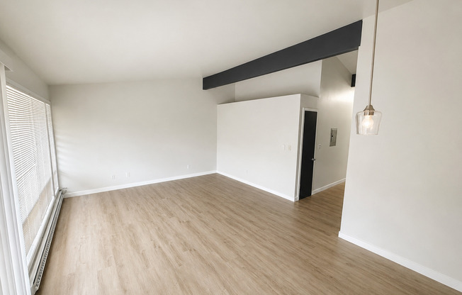 Bright 1 Bed / 1 Bath Apartment for Rent in North Seattle Private Balcony, Near Green Lake & Northgate!