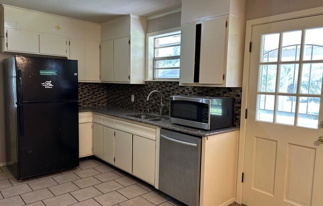 3 beds, 2 baths, $1,400