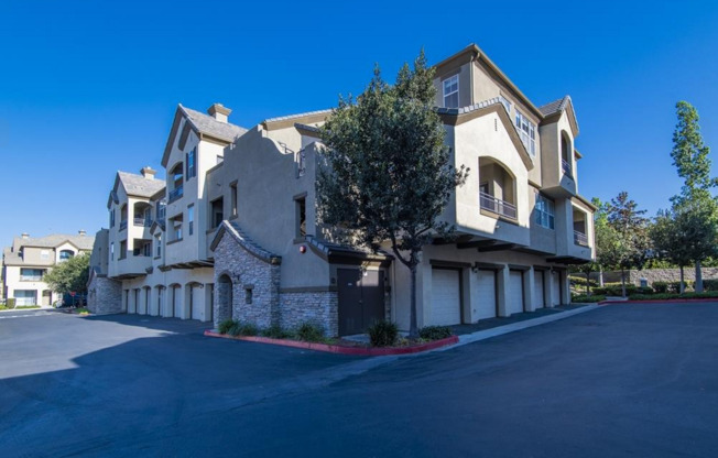 SPACIOUS 2bd/2ba top floor condo in Otay Ranch!