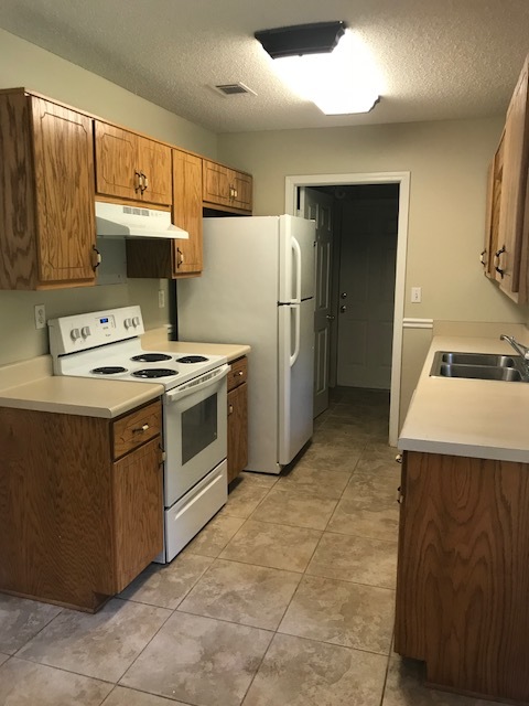 3 beds, 2 baths, $1,595