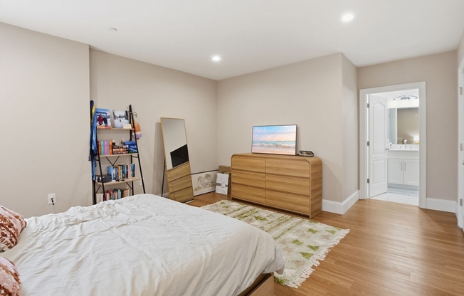 2 beds, 2 baths, 1,305 sqft, $4,800, Unit 3