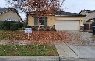 4 bedroom 2 bathroom in NW Visalia!