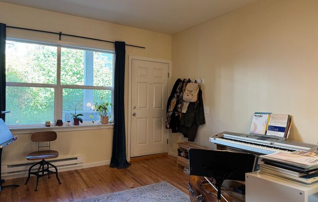 311 Aloha St, Seattle, WA 98109