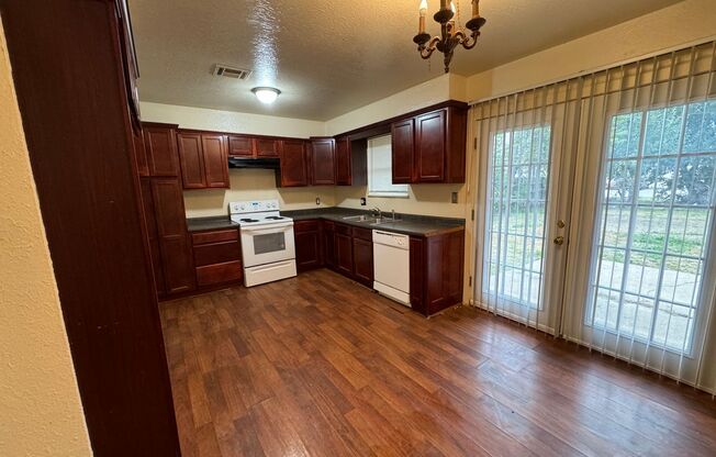 3 beds, 1 bath, $885