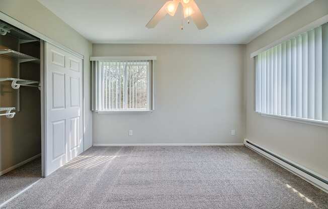 Carpeted Bedroom at Glen Hills Apartments, Glendale