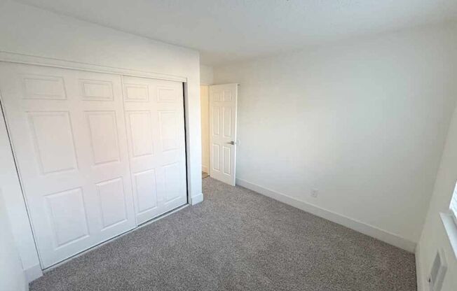 3 beds, 1 bath, 800 sqft, $1,595, Unit 52