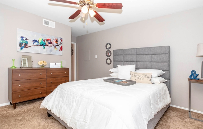 2 beds, 1 bath, 833 sqft, $1,200