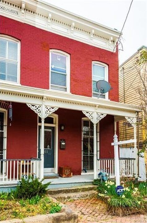 Large 2 Story House, Large Fenced In Yard, Wood Floors, Central Air, Quiet Community