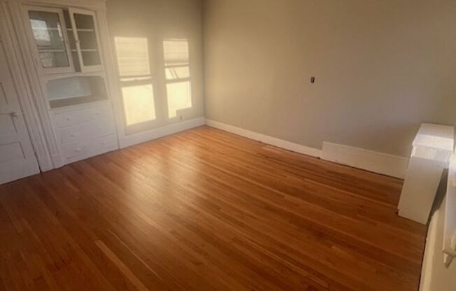 3 beds, 1 bath, $1,800, Unit 92 Woodside Unit #4L