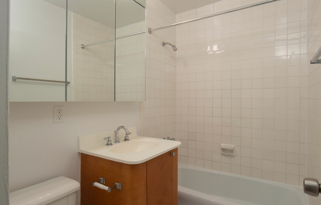 Studio, 1 bath, $3,750, Unit 1B