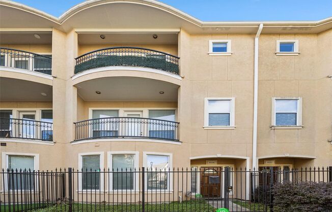 3-Story Townhome in Midtown – 3BR/3.5BA with Private Balconies