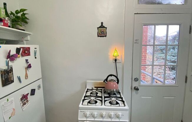 2 beds, 1 bath, $1,100, Unit Apt 1