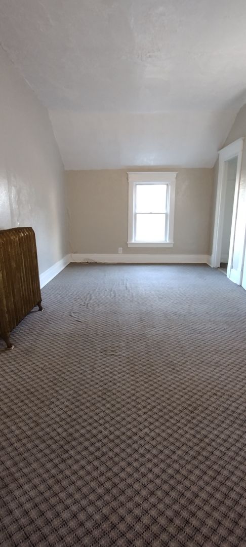 3 beds, 1 bath, $1,400, Unit 3