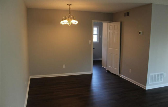 121 CHARLESTOWNE CIR