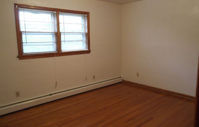 2 beds, 1 bath, 903 sqft, $1,250, Unit B-3