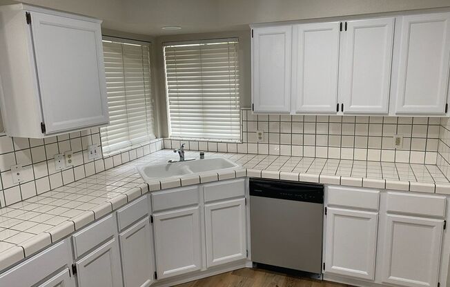 5926 W. FEEMSTER CT. - 3 BEDROOM 2 BATHROOM - SW VISALIA