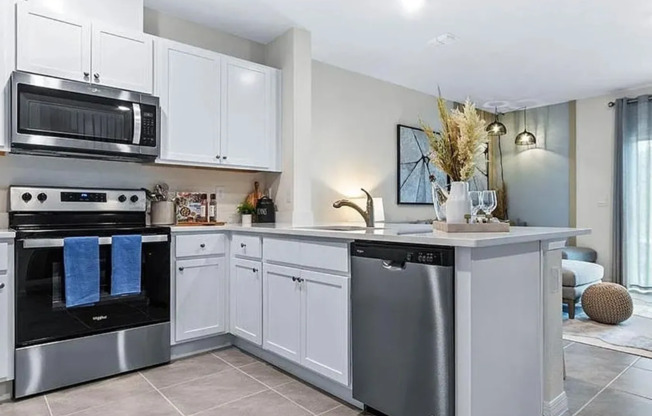 Modern 3BR Home in Woodcreek | Prime Wesley Chapel Location