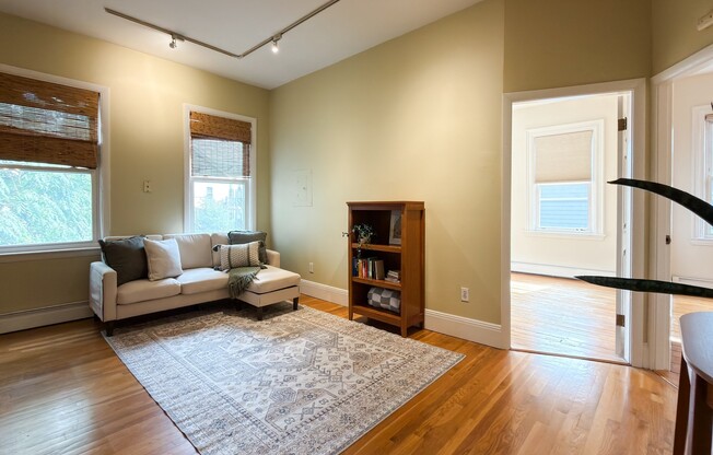 2 beds, 1 bath, 612 sqft, $3,000, Unit 2r