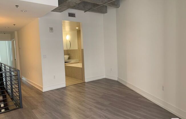 1 bed, 1.5 baths, 1,290 sqft, $4,064, Unit 917