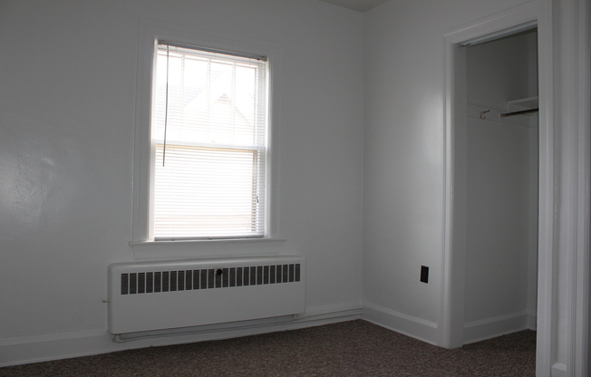 Studio, 1 bath, $565, Unit 33