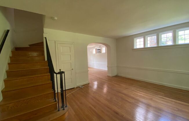 Spacious 6 bedroom 3.5 bath Tudor Townhouse w/Deck close to Georgetown University & Hospital