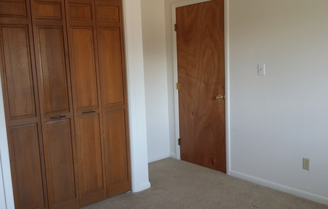 2 beds, 1 bath, $1,100, Unit B