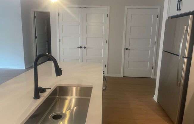 1 bed, 1 bath, 1,013 sqft, $2,989, Unit 102