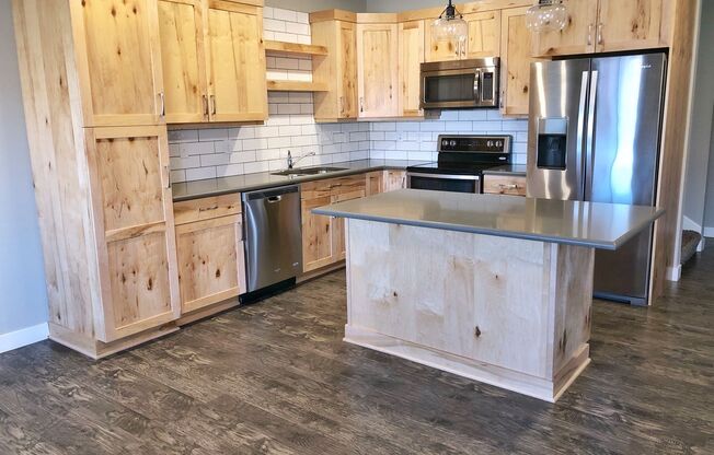 3 beds, 2.5 baths, $2,250, Unit 307