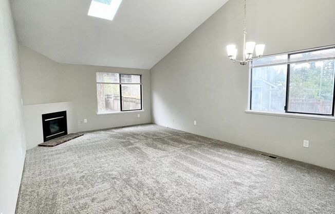 Large 2 bedroom, 1.5 bathroom Townhouse style Duplex!