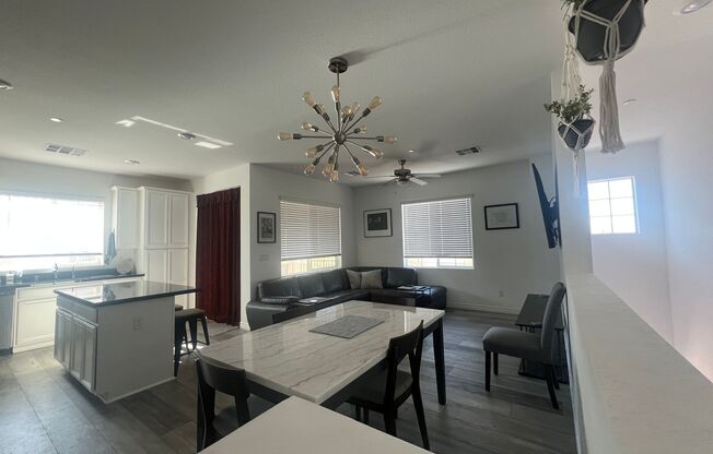 2 beds, 1 bath, $2,000, Unit UNIT # 72 20 72
