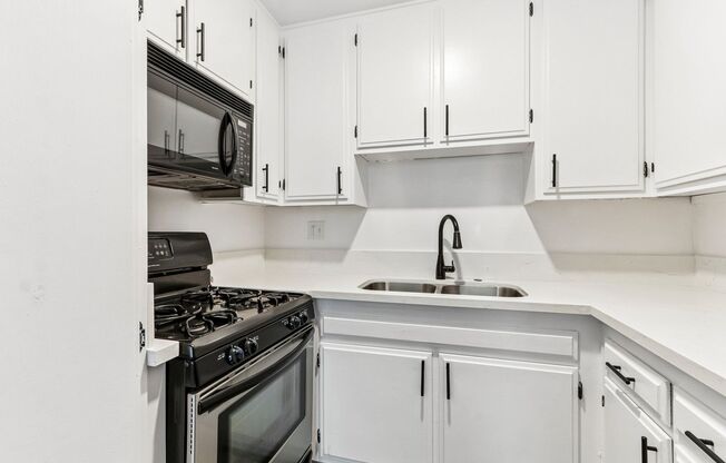 2 beds, 1 bath, 750 sqft, $1,698, Unit 113